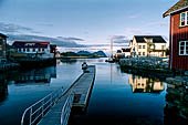 Le isole Lofoten Norvegia. Una delle tante belle insenature che penetrano entro l'abitato di Kabelvag (Austvagoya). 